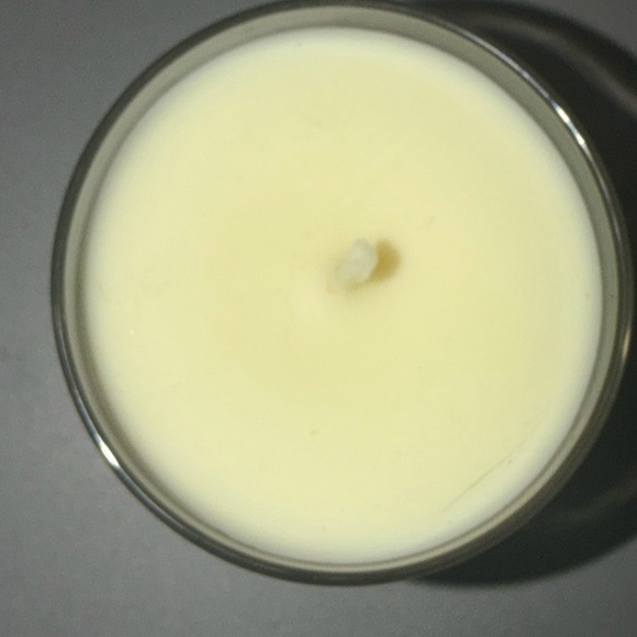 White Barn Flowerchild Scented Candle - Cream and Yellow - Picture 2 of 2